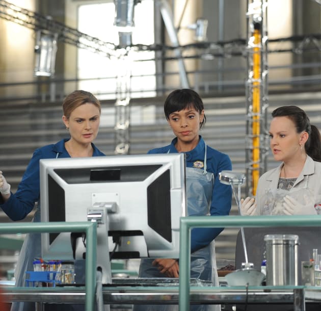 Brennan, Cam, and Daisy Review Evidence Connected to a Murder - Bones Season 10 Episode 8