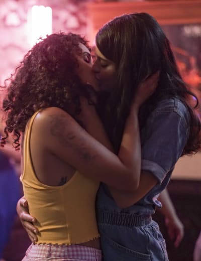 Sam kisses a girl! - Single Drunk Female Season 1 Episode 5