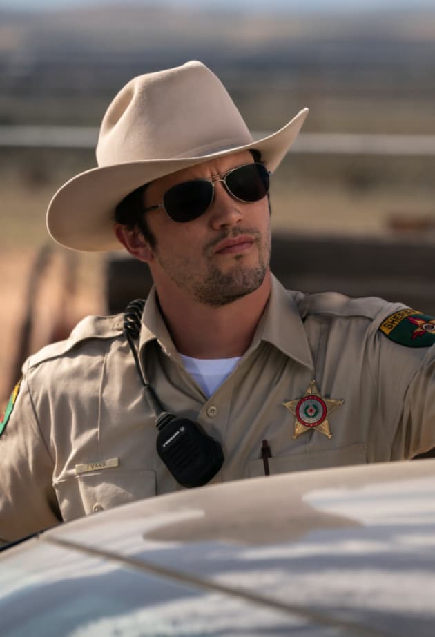 Max with Shades - Roswell, New Mexico Season 1 Episode 4