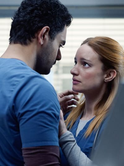 Mags y Bash comparten un momento - Transplant Temporada 1 Episodio 13