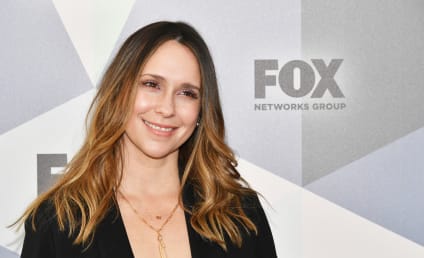 Jennifer Love Hewitt to Direct and Star in Lifetime Christmas Movie The Holiday Junkie