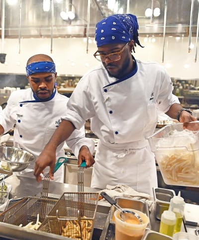 Steven Shows Jay the Ropes - Hell's Kitchen Season 20 Episode 3