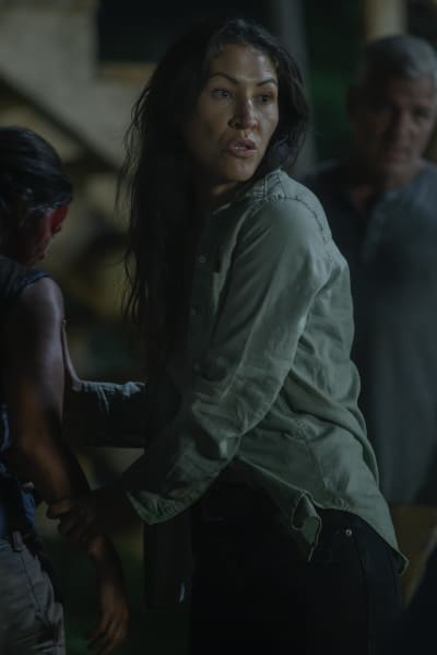 Yumiko ajuda os feridos - The Walking Dead Temporada 10 Episódio 4