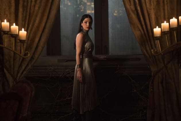 A Queen's Palace - Shadowhunters Season 3 Episode 9