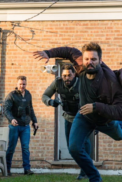 Chasing down a suspect - Chicago PD Season 8 Episode 2