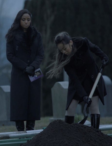 Digging - Batwoman Season 2 Episode 9