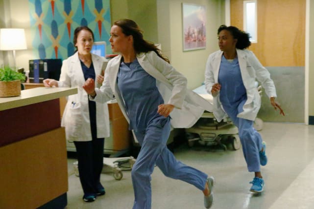 Jo and Stephanie Run as Fast as They Can - Grey's Anatomy Season 11 Episode 19