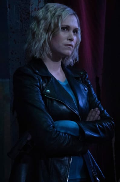 Clarke Glares at Others - The 100 Season 7 Episode 15