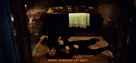 Magnus collapses in Alec's arms - Shadowhunters
