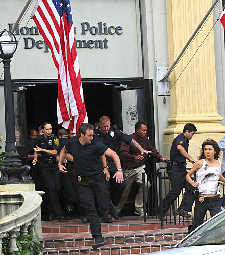 McGarrett & Kono Take Cover