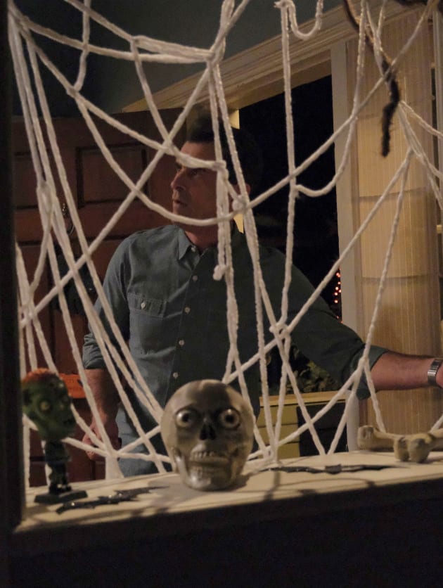 The Lights Won't Go On! - Modern Family Season 11 Episode 5