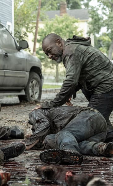 Fighting Walkers - Fear the Walking Dead Season 8 Episode 4