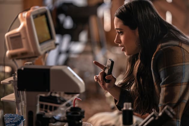 Liz Works - Roswell, New Mexico Season 3 Episode 8