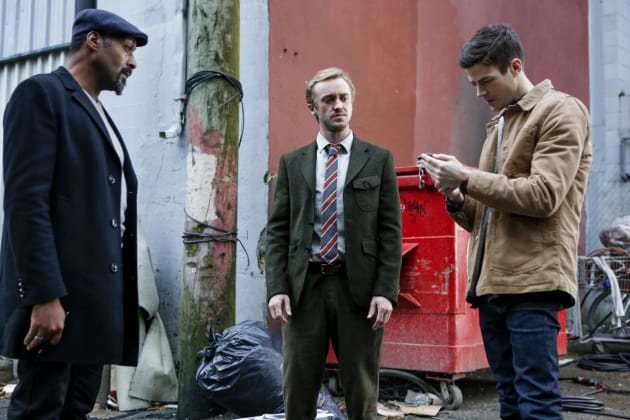 Barry examines evidence - The Flash Season 3 Episode 12