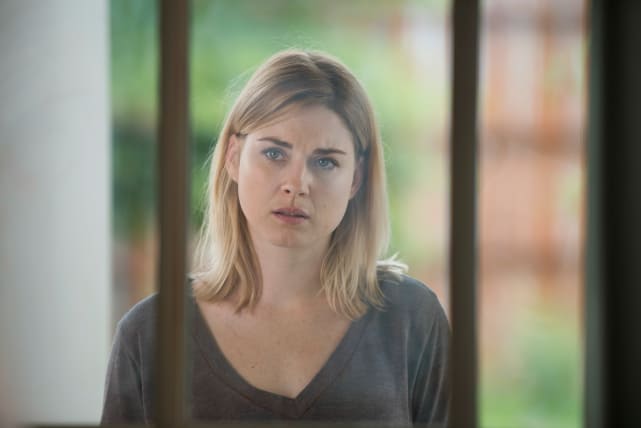 Lost in the window - The Walking Dead Season 6 Episode 1