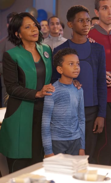 Vertical Finn Family - The Orville Season 2 Episode 8