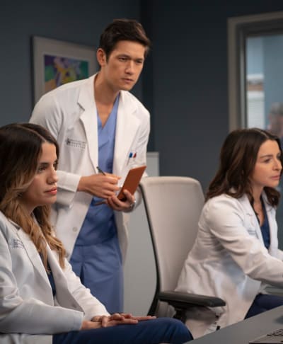 Amelia Teams Up with Beltran - Tall - Grey's Anatomy Season 20 Episode 3