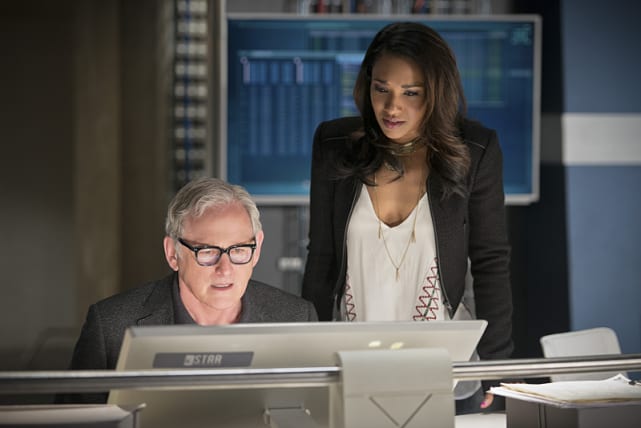 Iris Watches On - The Flash Season 1 Episode 23