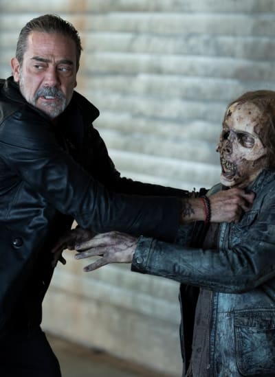 Grabbing a Walker - The Walking Dead: Dead City Season 1 Episode 6