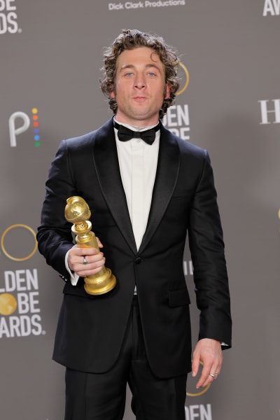 Jeremy Allen White poses with the Best Actor in a Television Series – Musical or Comedy award for 