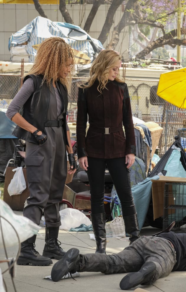 Would-Be Mugging - Star Trek: Picard Season 2 Episode 3