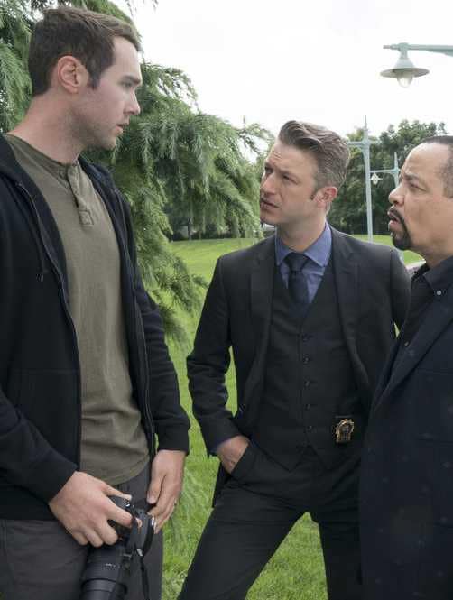 Questioning a Photographer - Law & Order: SVU Season 20 Episode 5