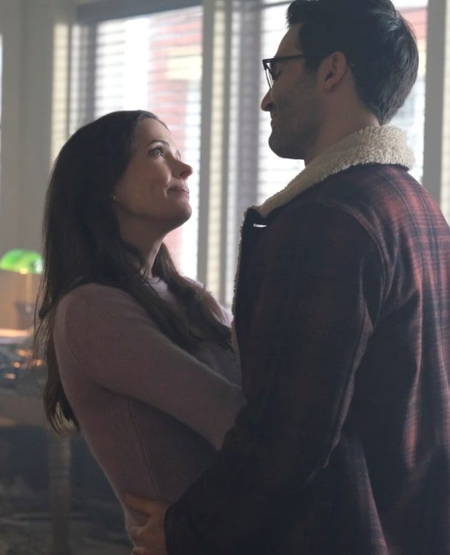 Clark and Lois at the Gazette - Superman & Lois Season 2 Episode 5