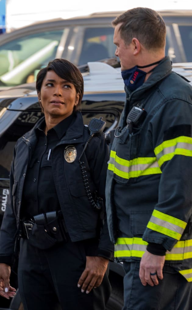 Knowing Look - 9-1-1 Season 4 Episode 6
