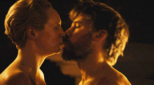 Jamie and Brienne spend the night together - Game of Thrones