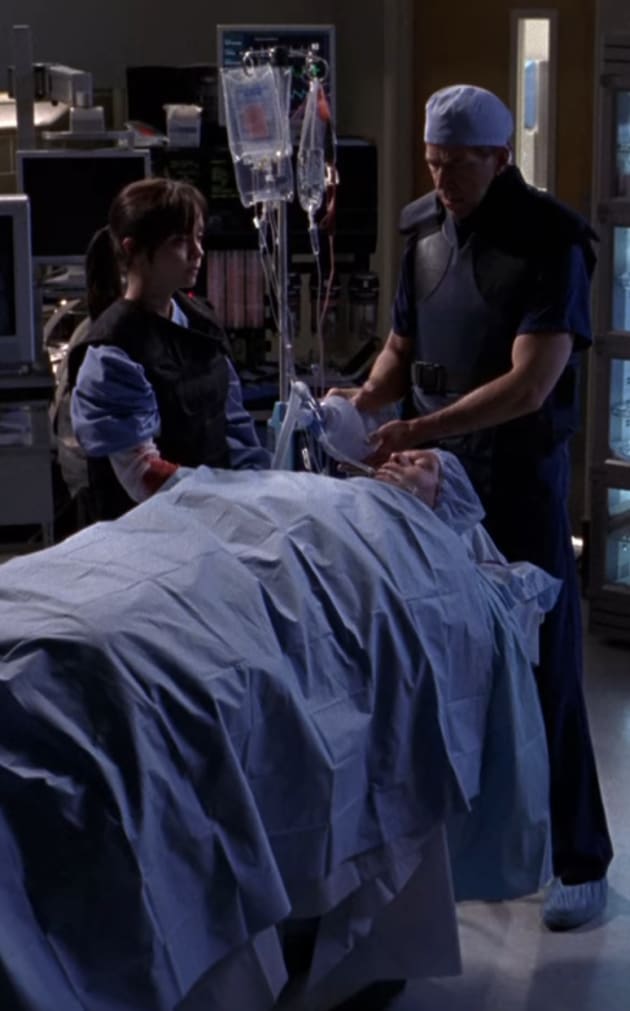 EMT and Doctor With Bomb - Grey's Anatomy Season 2 Episode 7 - TV Fanatic