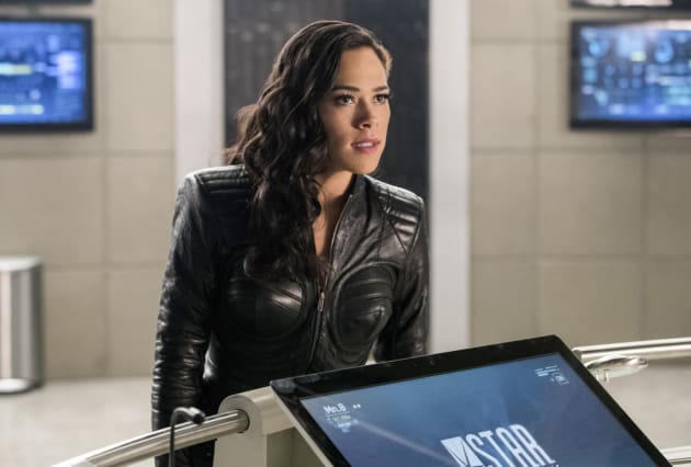 Gypsy tracks her man - The Flash Season 3 Episode 18
