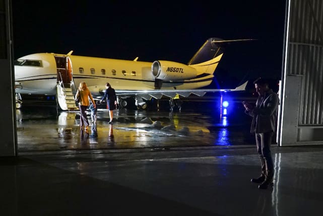 Jack At the Airport - Revenge Season 4 Episode 20
