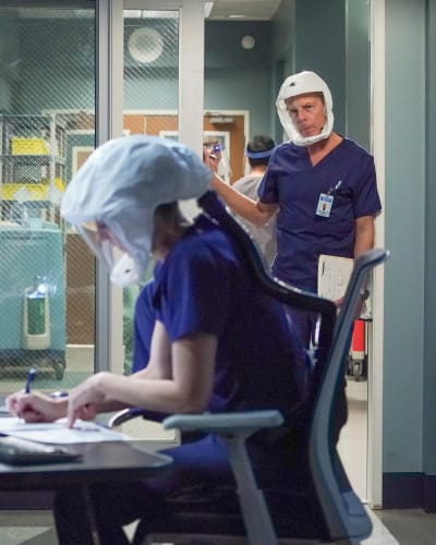 Tom Checks In  - Grey's Anatomy Season 17 Episode 13