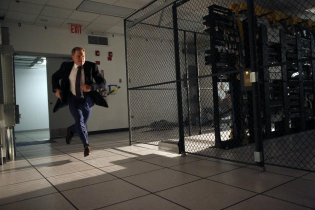 Ressler sprints forward - The Blacklist Season 4 Episode 16