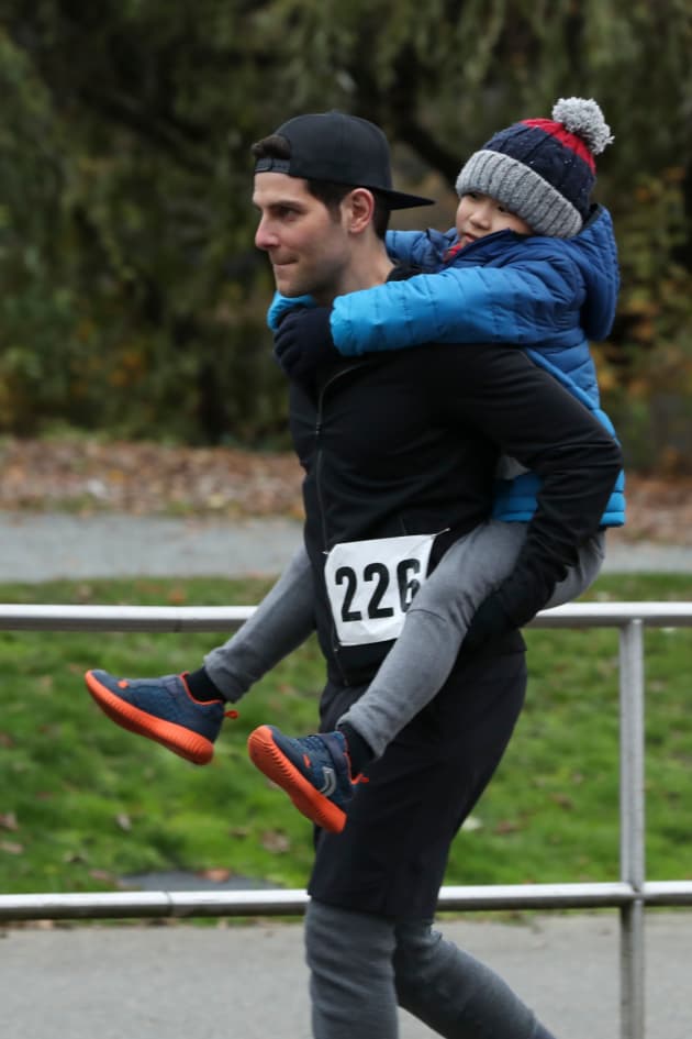 Piggy-Back - A Million Little Things Season 1 Episode 11