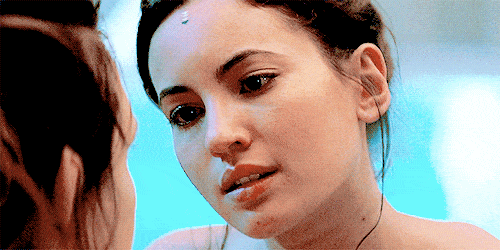 Eretria almost kisses Amberle - The Shannara Chronicles