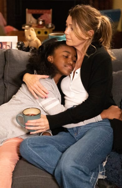 Mer and Zola Hug -tall - Grey's Anatomy Season 19 Episode 4