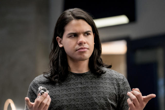 Cisco's got questions - The Flash Season 3 Episode 17
