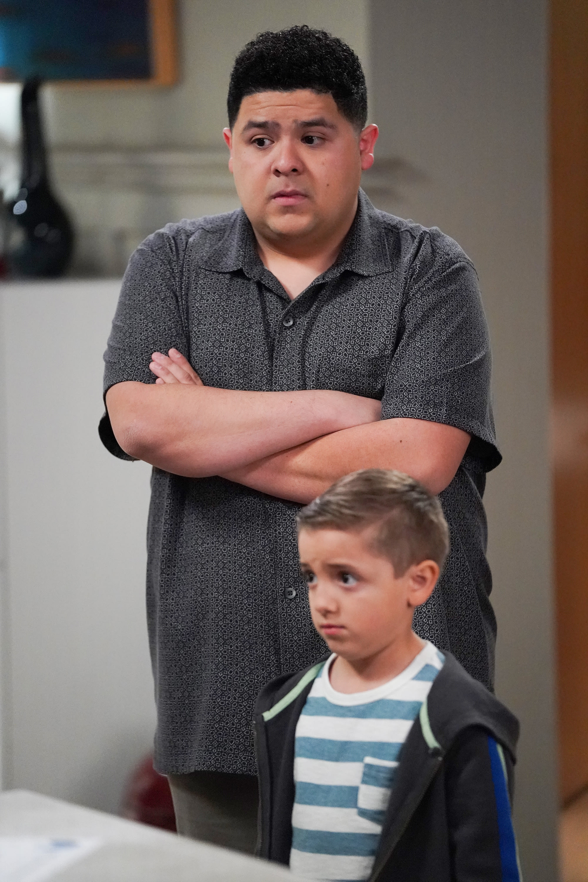 Manny And Joe Modern Family Season 11 Episode 17 Tv Fanatic