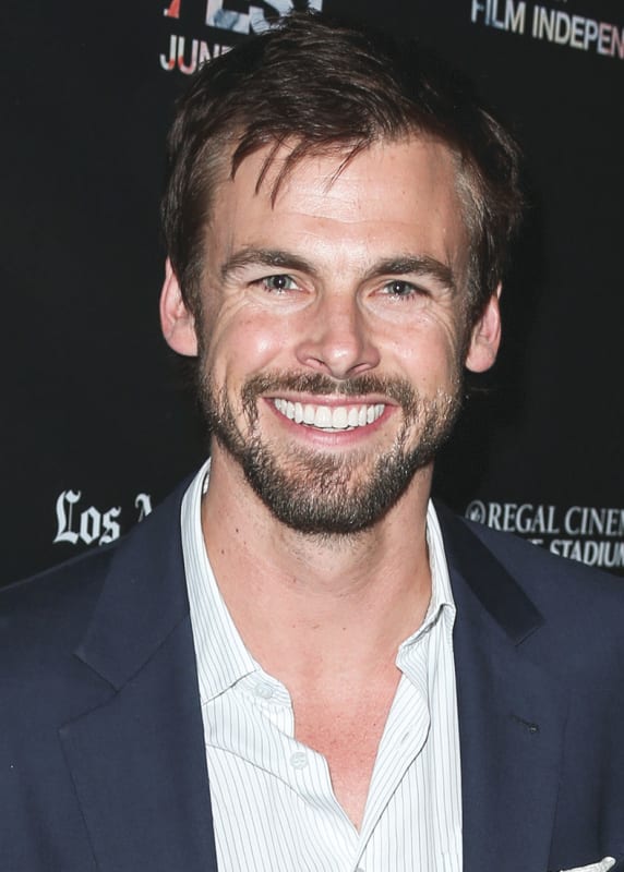Tommy Dewey - Casual