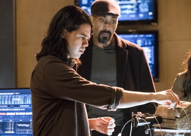 Cisco's at the controls - The Flash Season 3 Episode 15