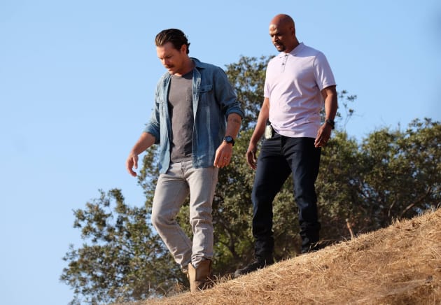 Hiking - Lethal Weapon Season 1 Episode 5