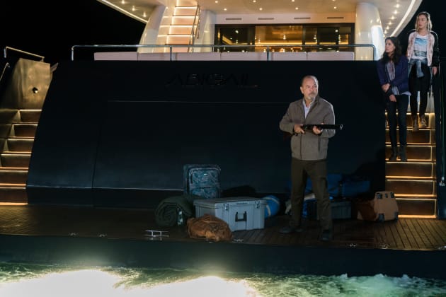 Waiting for the All Clear - Fear the Walking Dead Season 2 Episode 1