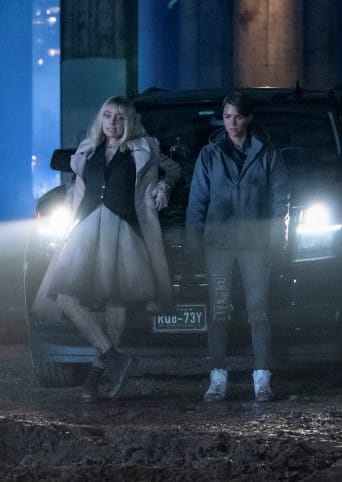 Just Hanging Out - Batwoman Season 1 Episode 16