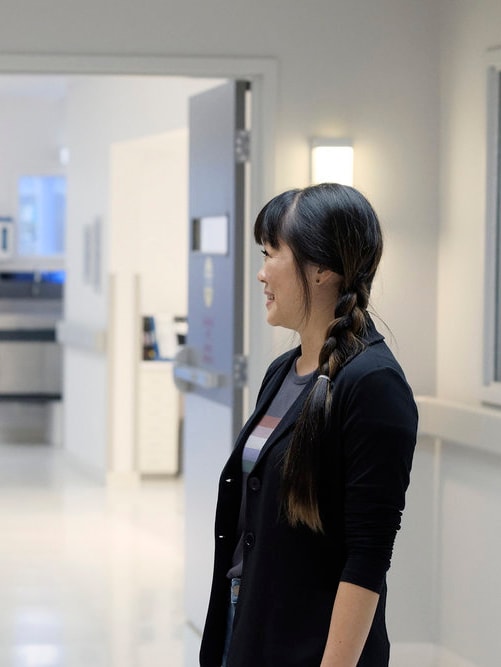 Vivian Barnes Smiles At Bashir - Transplant Season 1 Episode 3