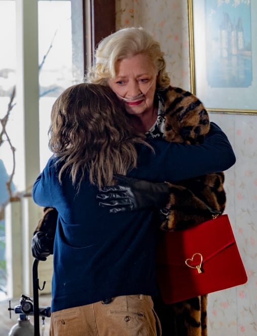 Hugs for Grandma - Batwoman Season 1 Episode 15