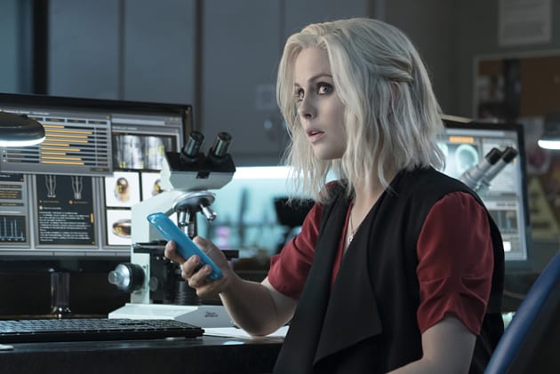Liv on the Phone - iZombie Season 2 Episode 7