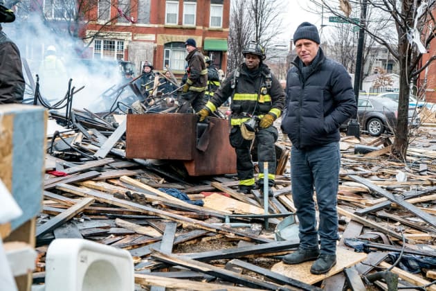 Surveying The Crime Scene - Chicago PD Season 4 Episode 14
