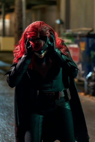 A Pain in the Bat - Batwoman Season 1 Episode 16