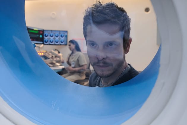 Hyperbaric Chamber - The Resident Season 2 Episode 21